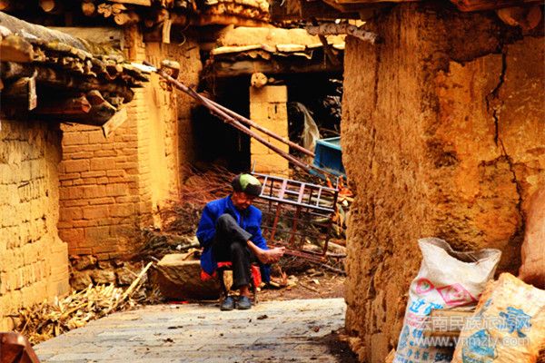 在巷道中閑坐的老人