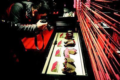 “三寸金蓮”博物館恢復(fù)開放 八旬小腳老太捧場