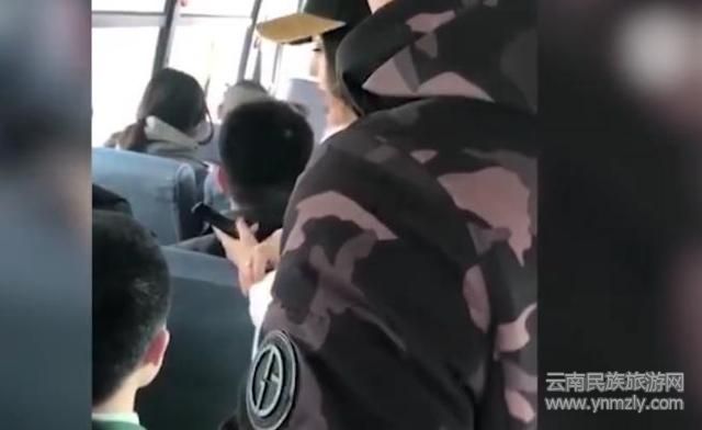 道德綁架？東北一男子在公交車上強制讓軍人讓座！