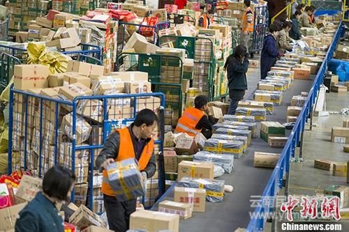11月13日，山西太原，郵政工作人員分揀快遞。隨著“雙十一”網(wǎng)購(gòu)狂歡節(jié)落幕，中國(guó)物流快遞業(yè)也迎來(lái)井噴高峰。據(jù)中國(guó)國(guó)家郵政局預(yù)計(jì)，中國(guó)將迎超15億件快遞，中國(guó)快遞業(yè)迎接年度“大考”。<a target=